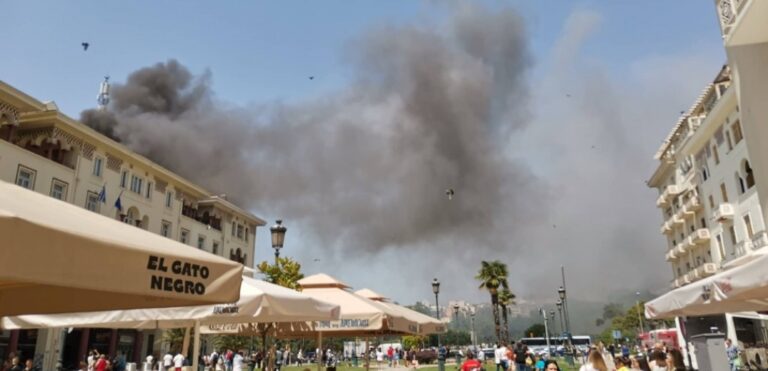 Θεσσαλονίκη: Μεγάλη φωτιά ξέσπασε σε κτίριο στην πλατεία Αριστοτέλους