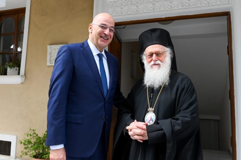 Θερμή συνάντηση Αρχιεπισκόπου Αναστασίου – Δένδια στα Τίρανα