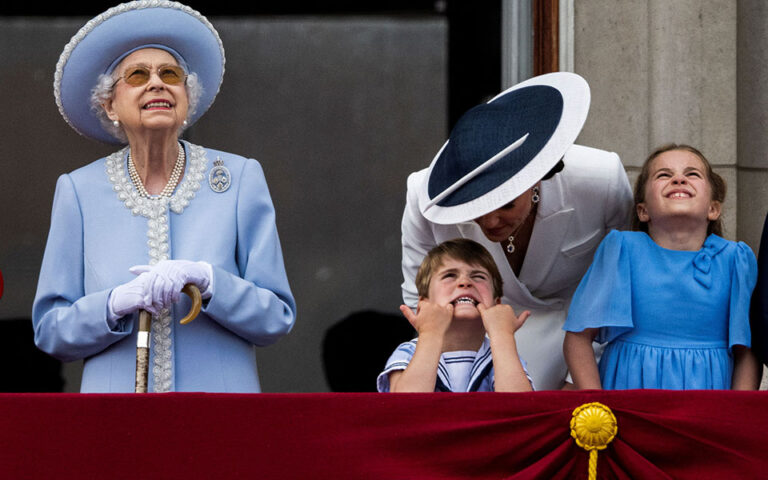Iωβηλαίο Ελισάβετ: Οι Βρετανοί δεν χάνουν ευκαιρία να γιορτάσουν τη μονάρχη τους (φωτγραφίες)