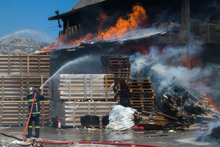 Φωτιά στον Ασπρόπυργο- Ξεκίνησε με αποθήκη ξυλείας και επεκτάθηκε σε εργοστάσιο λιπαντικών