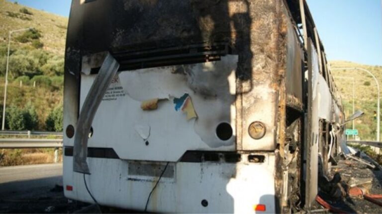 Τουριστικό λεωφορείο τυλίχθηκε στις φλόγες – Στην Ιωαννίνων – Πατρών