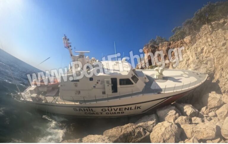 Σκάφος της τουρκικής Ακτοφυλακής προσέκρουσε σε βράχια στην Αττάλεια