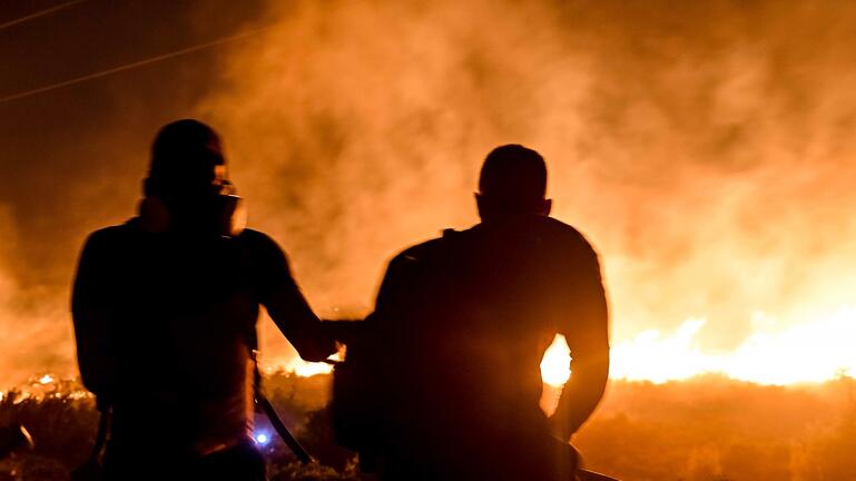 Μάχη με τις φλόγες όλη τη νύχτα στην Πεντέλη