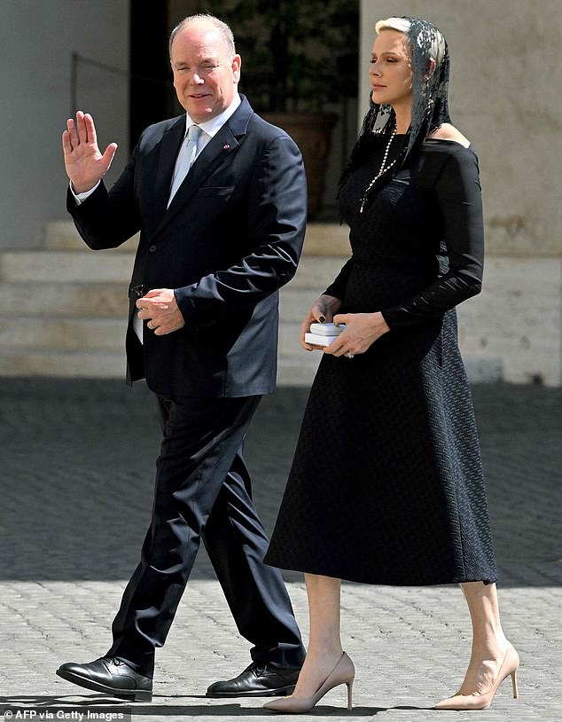 Η πριγκίπισσα του Μονακό έσπασε το πρωτόκολλο στη συνάντηση με τον Πάπα Φραγκίσο στο Βατικανό