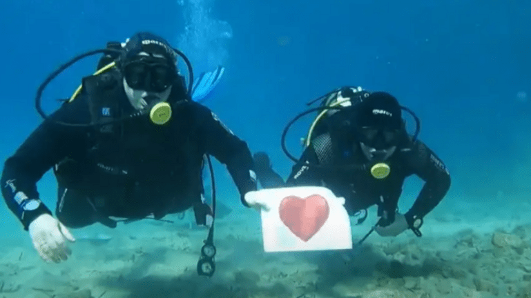Γάμος κάτω από τη θάλασσα και όχι μπροστά στην Αλόννησο (ΒΙΝΤΕΟ)