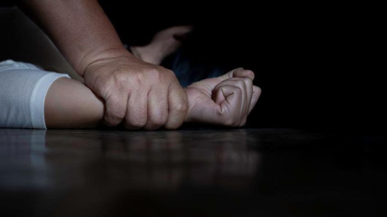 Ηράκλειο: Βίασε την 13χρονη κόρη της συντρόφου του,ενώ εκείνη γεννούσε το παιδί τους