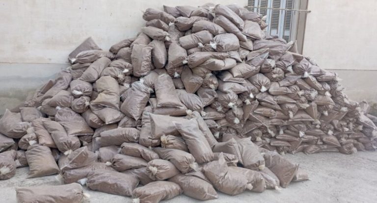 Αχαΐα: Βρέθηκαν 2 τόνοι λαθραίου καπνού και «μίνι» οπλοστάσιο
