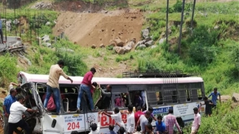 Ινδία : Τουλάχιστον 25 νεκροί μετά από πτώση λεωφορείου σε φαράγγι