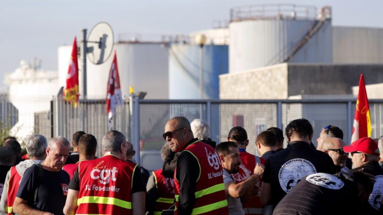 Απεργία στα γαλλικά διυλιστήρια:Προειδοποίηση της κυβέρνησης για παρέμβαση