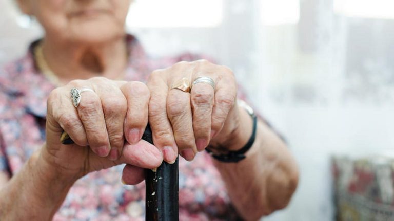 Αγρίνιο: Επιτήδειος λήστεψε 83χρονη υποδυόμενος υπάλληλο της ΔΕΗ