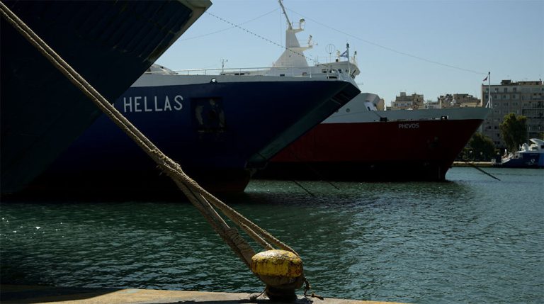 Δεμένα σήμερα τα πλοία στο λιμάνι του Πειραιά λόγω 24ωρης απεργίας