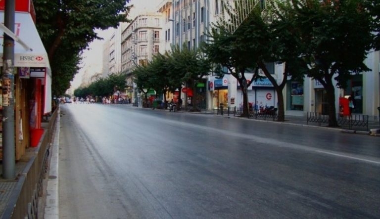 Θεσσαλονίκη : Πολίτες σταμάτησαν τα αυτοκίνητα στην Τσιμισκή για να περάσει σκύλος που κούτσαινε