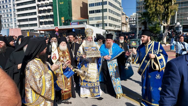 Με τιμές αρχηγού κράτους έφτασε η Αγία Ζώνη της Παναγίας στον Πειραιά από τη Μονή του Βατοπεδίου