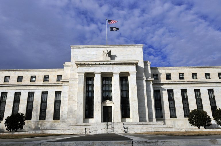 H απόφαση της Fed για το επιτόκιο και τις ενημερωμένες προβλέψεις