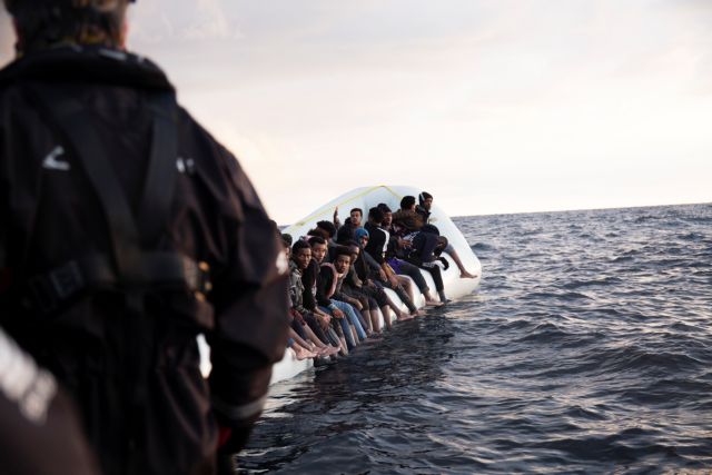 Η Ιταλία επέτρεψε να προσεγγίσει στο λιμάνι της Κατάνης πλοίο που μεταφέρει διασωθέντες μετανάστες