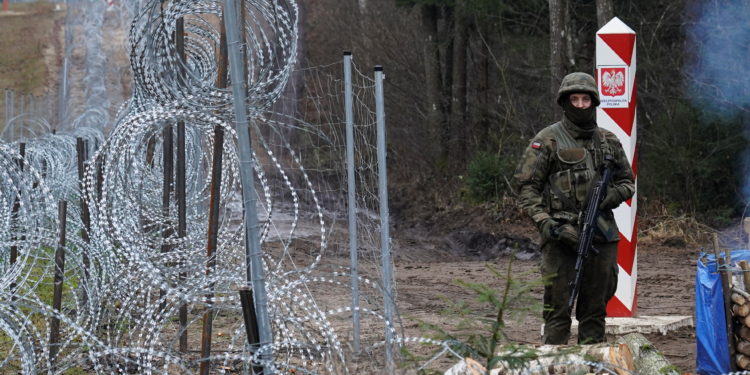 Η Πολωνία υψώνει συρμάτινο φράχτη κατά μήκος των συνόρων της με το Καλίνινγκραντ της Ρωσίας