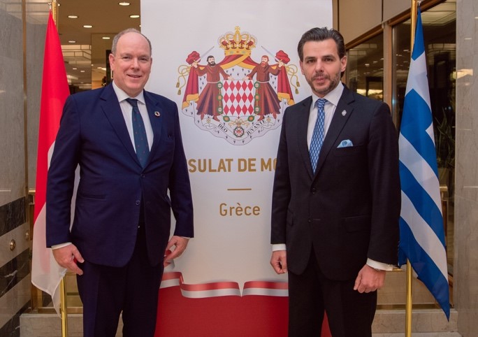 Ο Πρίγκηπας Αλβέρτος Β’ του Μονακό με τον Επίτιμο Πρόξενο του Μονακό στην Ελλάδα, Δρ. Βασίλη Αποστολόπουλο, στον stand του Προξενείου στον Economist.