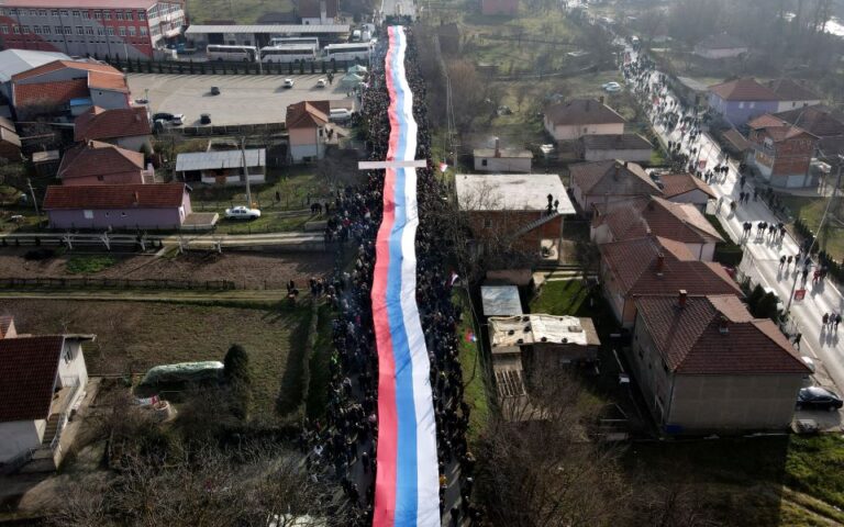 Απομακρύνουν τα οδοφράγματα οι Σέρβοι στο βόρειο Κόσοβο