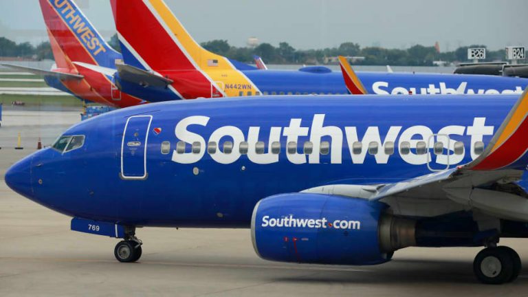 Απότομη προσγείωση για την Southwest Airlines