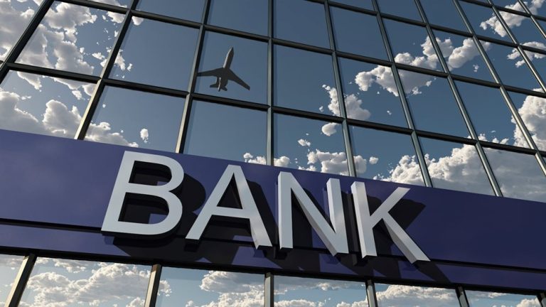 Μειώνουν οι τράπεζες τις χρεώσεις και τις προμήθειες στα εμβάσματα