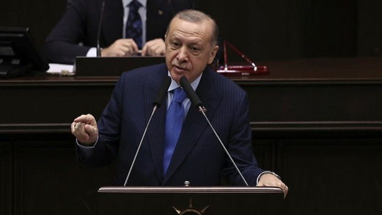 Κόλλησε το autocue του Τούρκου Προέδρου Ερντογάν και επαναλάμβανε τα ίδια λόγια χωρίς να το καταλάβει