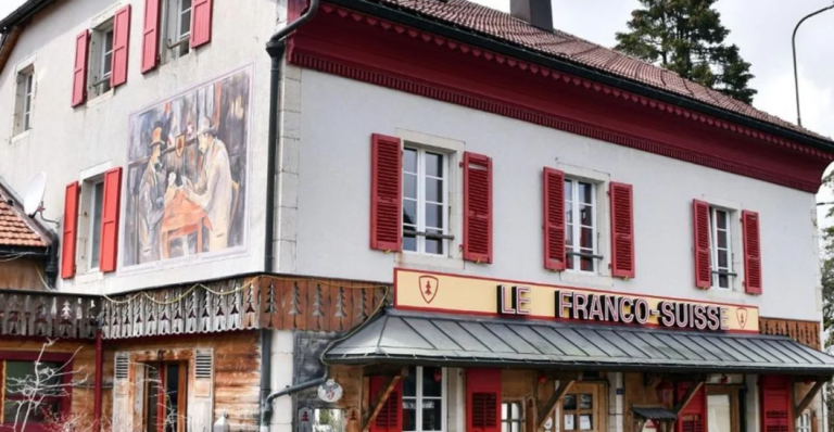 Το ξενοδοχείο Arbez Franco Suisse είναι χτισμένο ακριβώς πάνω στα σύνορα Γαλλίας – Ελβετίας