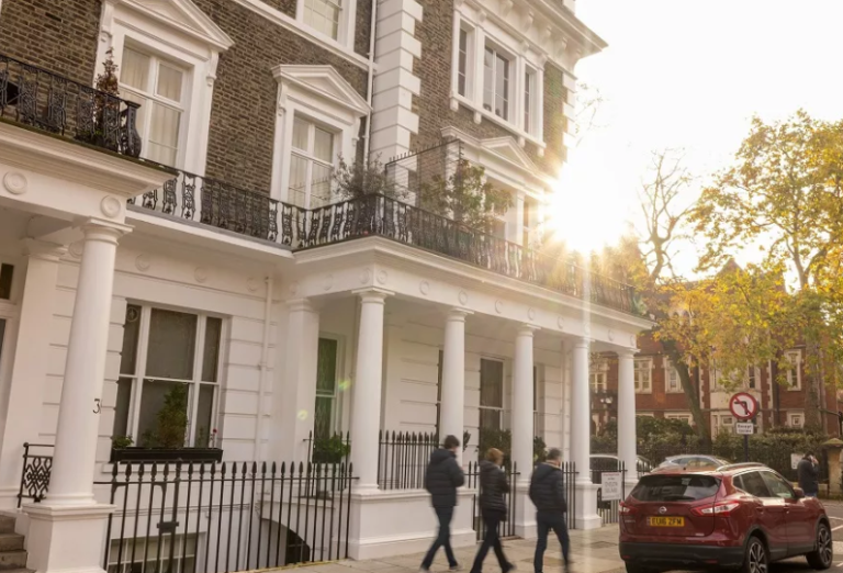Οι Λονδρέζοι πωλούν πολυτελή σπίτια μέσω WhatsApp