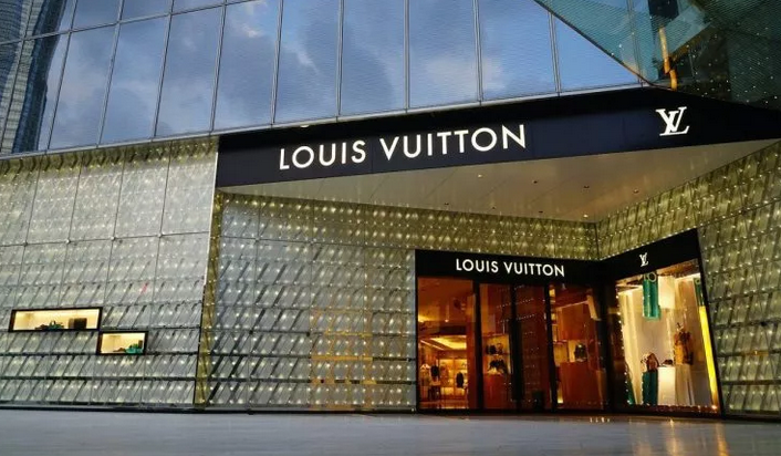Η Louis Vuitton αποφάσισε να αυξήσει το μέρισμα καθώς τα κέρδη-ρεκόρ αψηφούν την ύφεση