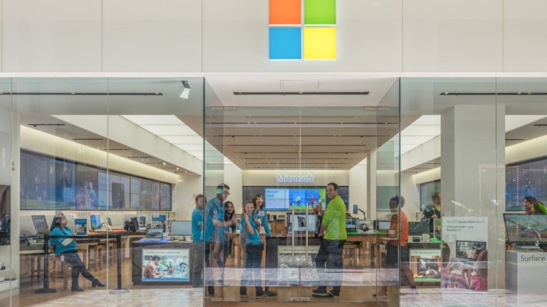 Σε απολύσεις 10.000 εργαζομένων προχωράει η Microsoft