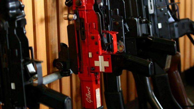 Ελβετία: Στα πυροβόλα όπλα που έχουν οι έφεδροι στα σπίτια τους αποδίδονται πολλές αυτοκτονίες