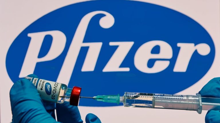 Ερευνάται πιθανή σύνδεση του επικαιροποιημένου εμβολίου της Pfizer με κίνδυνο εγκεφαλικού