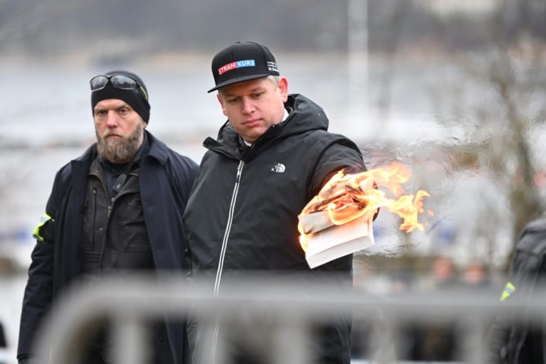 Σουηδοδανός ηγέτης ακροδεξιού κόμματος της Σουηδίας έκαψε ένα αντίγραφο του Κορανίου