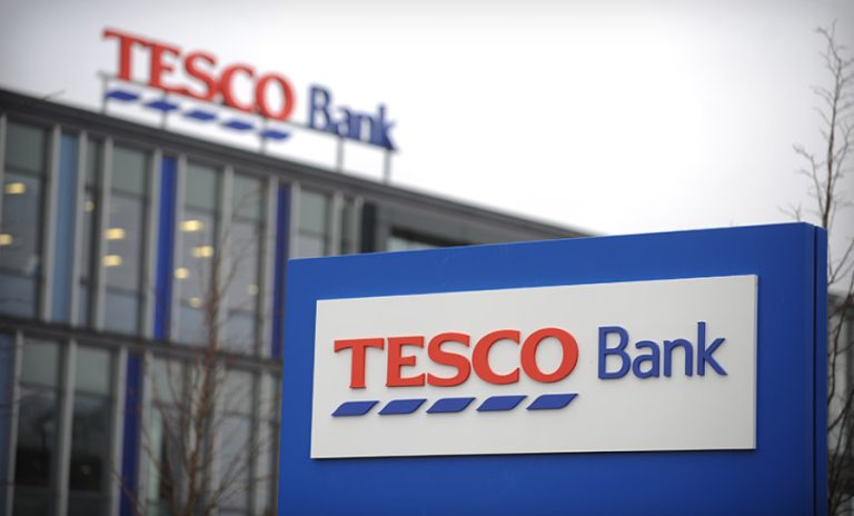 Tesco : Ξεκίνησε η διαδικασία πώλησης του τραπεζικού της σκέλους