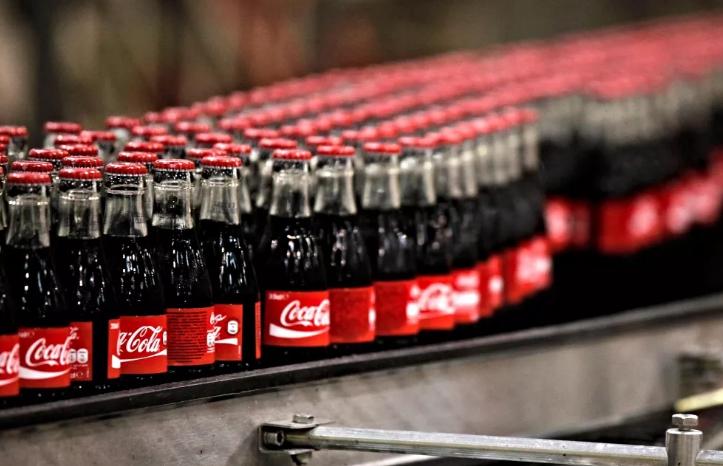 Στα 624,9 εκατ. ευρώ αυξήθηκαν τα συγκρίσιμα καθαρά κέρδη της Coca Cola HBC το 2022