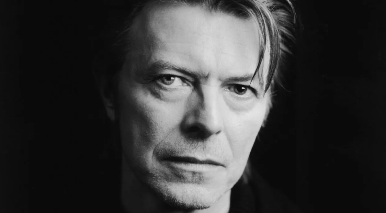 Οι χειρόγραφοι στίχοι του “Jean Genie” του David Bowie πωλήθηκαν σε δημοπρασία 57.000 αγγλικές λίρες