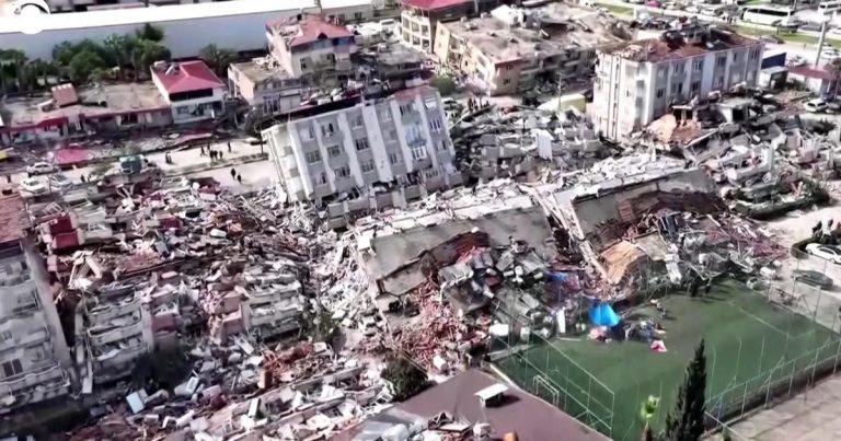Το φαινόμενο pancake collapse που έκανε χιλιάδες κτίρια να καταρρεύσουν στην Τουρκία