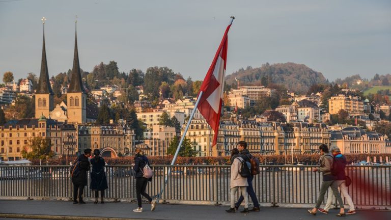 Η Ελβετία θεωρεί παράνομο να κατασχέσει “παγωμένα” ρωσικά περιουσιακά στοιχεία