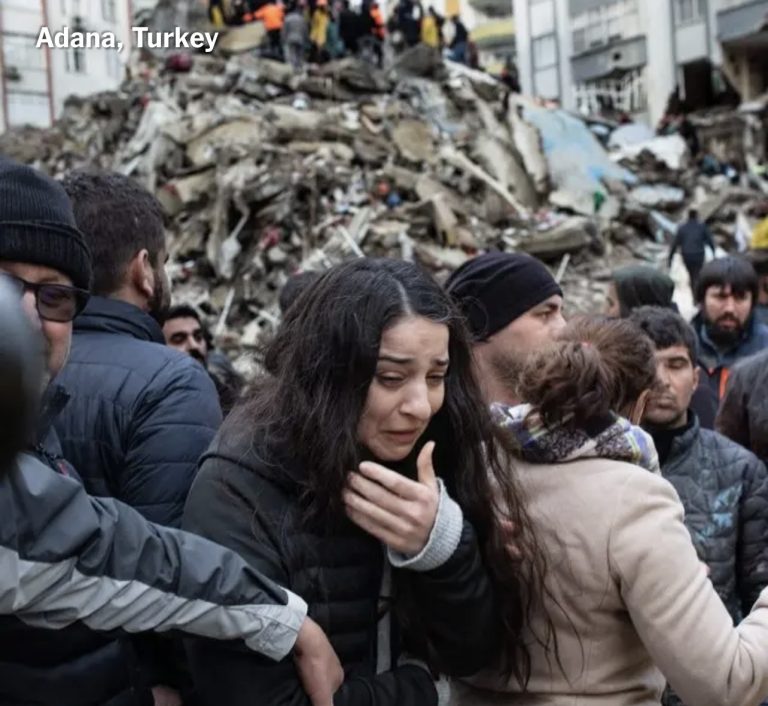 Οι διασώστες σε Τουρκία και Συρία χτενίζουν απεγνωσμένα τα ερείπια αναζητώντας επιζώντες