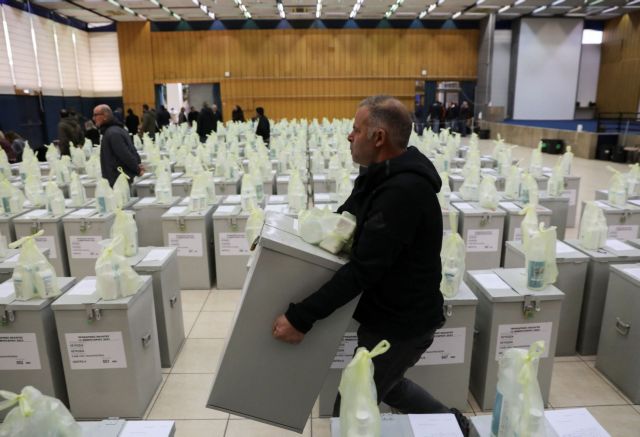 Ο απερχόμενος πρόεδρος της Κυπριακής Δημοκρατίας Νίκος Αναστασιάδης δείχνει ψήφο στο Νίκο Χριστοδουλίδη