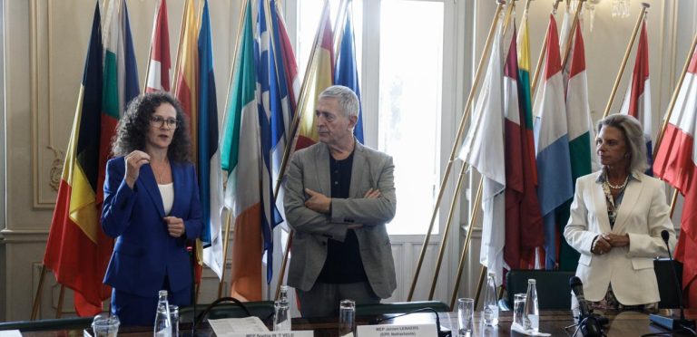EURACTIV: Η έρευνα για το σκάνδαλο των ελληνικών υποκλοπών θα πρέπει να ολοκληρωθεί πριν από τις εθνικές εκλογές