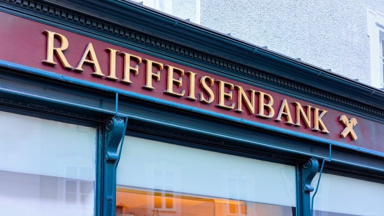 Η Raiffeisenbank International δέχεται επικρίσεις για τις δραστηριότητές της στη Ρωσία