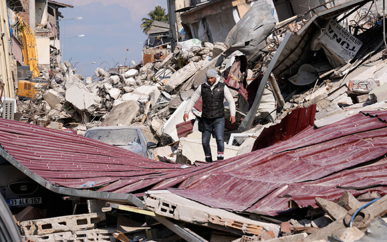 Ξεπέρασε τις 25.000 ο αριθμός των νεκρών από τον καταστροφικό σεισμό που έπληξε την Τουρκία και τη Συρία