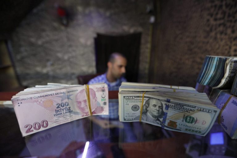 Η τουρκική λίρα υποχωρεί σε νέο χαμηλό ρεκόρ, ενώ οι χρηματιστηριακές αγορές κατακρημνίζονται