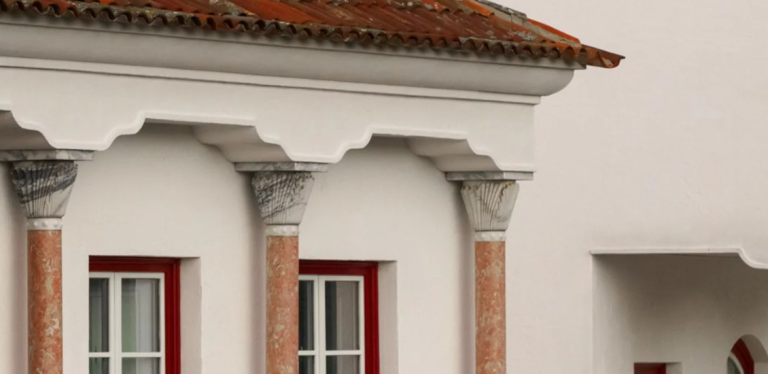 Christian Louboutin: Από τις διάσημες γόβες στιλέτο στον σχεδιασμό ενός ιδιαίτερου ξενοδοχείου στην Πορτογαλία