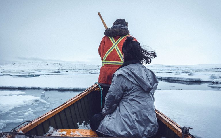 Μια Γαλλίδα φωτογράφος αποτυπώνει τους ιθαγενείς της Αλάσκας