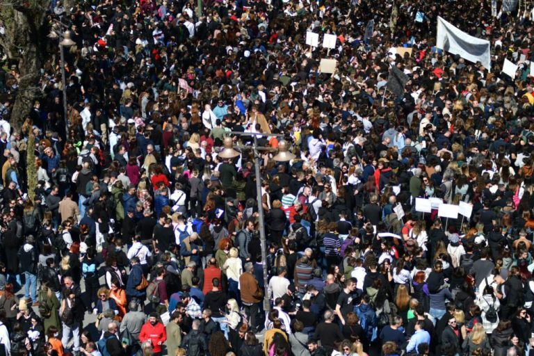 Η μεγαλειώδης πορεία διαμαρτυρίας για το πολύνεκρο δυστύχημα στα Τέμπη είναι πρώτη είδηση παγκοσμίως με την Ελλάδα πρωταγωνίστρια αρνητικά