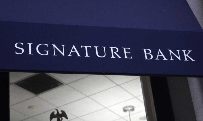 Ποιος αναλαμβάνει την Signature bank