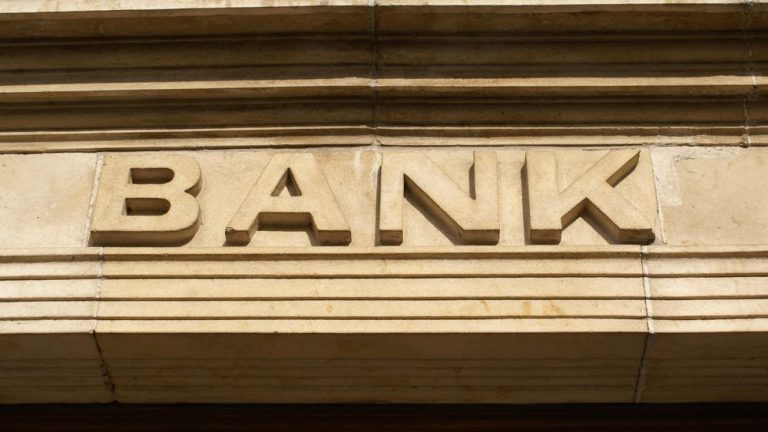 Εναλλακτικούς τρόπους επιβράβευσης των μετόχων τους αναζητούν οι συστημικές τράπεζες