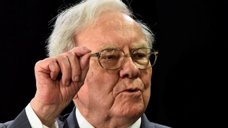 Ο Warren Buffett αγοράζει ενώ οι τιμές του πετρελαίου υποχωρούν