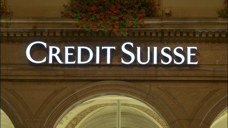 Τέσσερις μεγάλες τράπεζες θέτουν περιορισμούς στις συναλλαγές τους που αφορούν την Credit Suisse